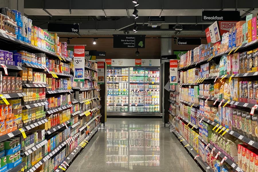 Góndolas de un supermercado